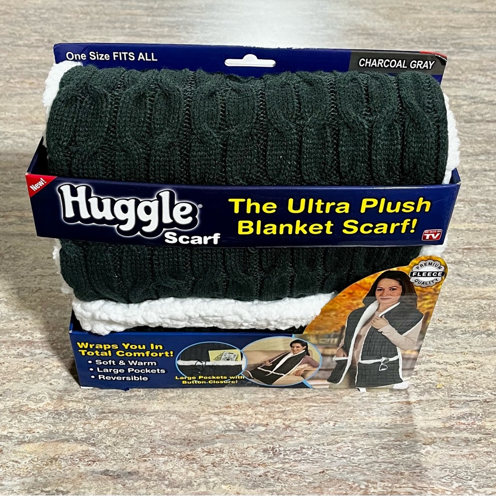NIB As seen on TV green Hugle Scarf The Ultra plush blanket scarf